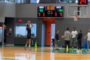 凯记：塔图姆回到了凯尔特人训练馆 并进行了简单的投篮训练