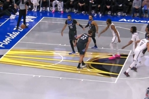 好在无碍！小瓦格纳无对抗突然腿部不适 返回更衣室后已回到场上