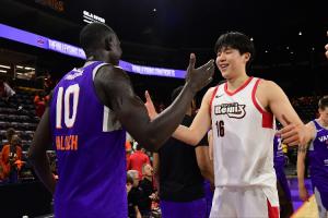 说啥呢？杨瀚森赛后和好兄弟马卢阿奇相拥致意 还简单耳语了一句