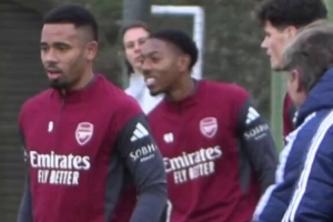 逗乐了阿森纳教练海因策在追球时连滚带爬，引阿森纳球员大笑