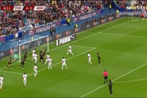 京鲁一家亲！当年泰山小球迷高举国安围巾加油助威